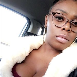 Meet your Posher, Shavia